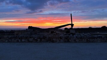 Um sítio histórico com paredes de pedra e um grande canhão.