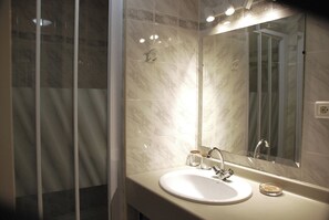 Shower, hair dryer, toilet paper