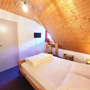 2 soverom, skrivebord, strykejern/-brett og reiseseng for barn