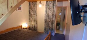 2 habitaciones, escritorio, tabla de planchar con plancha y wifi