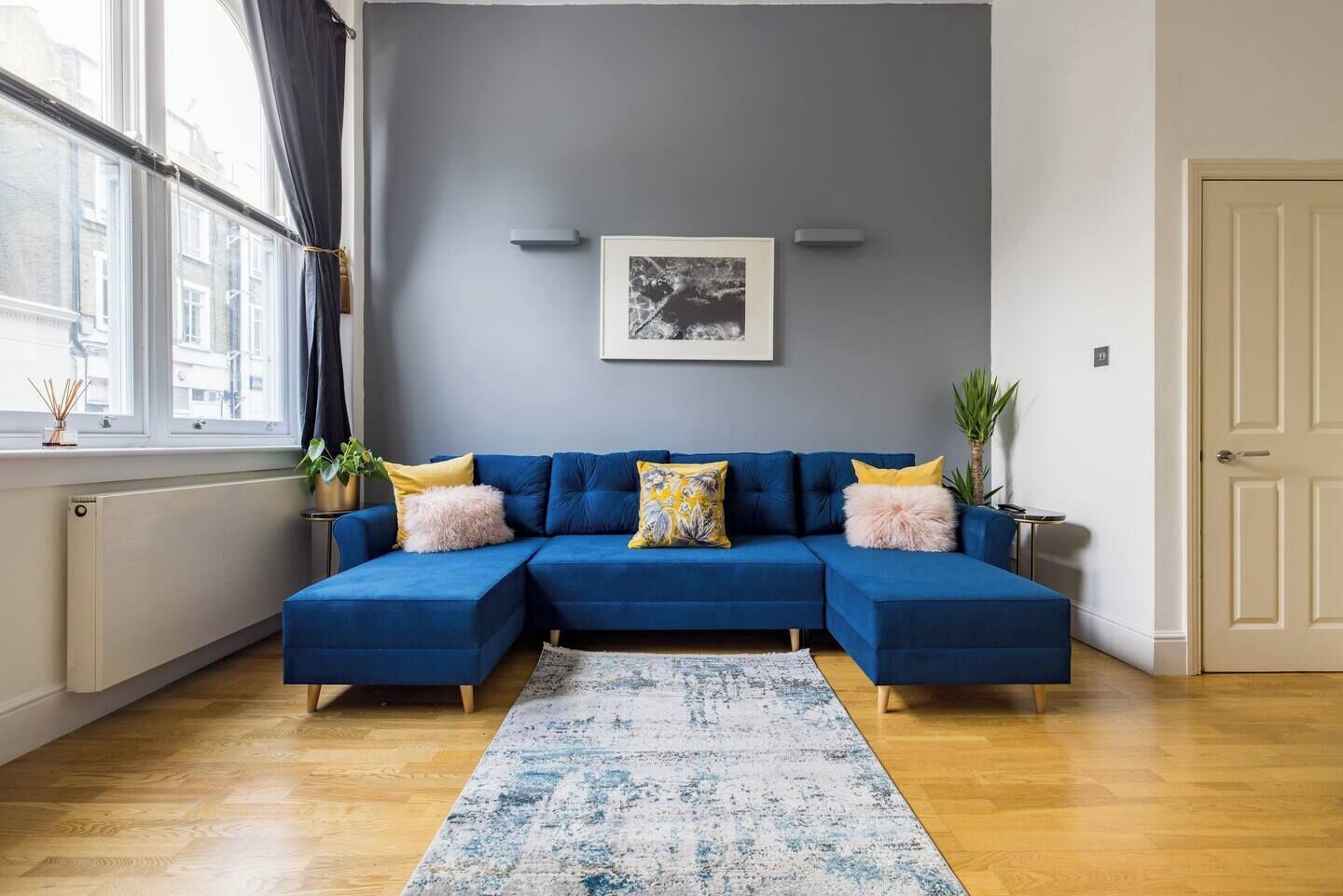 Una televisión, una oficina