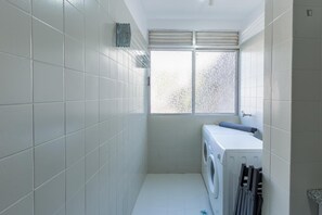 Sèche-cheveux, bidet, serviettes fournies