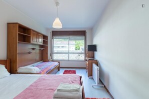 1 habitación, escritorio, tabla de planchar con plancha y wifi