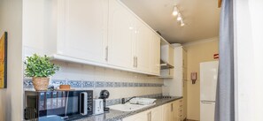 Kühlschrank, Mikrowelle, Herdplatte, Wasserkocher mit Kaffee-/Teezubehör