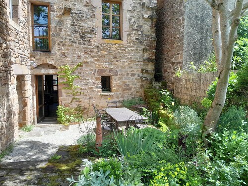 Grand maison de village médiéval , animaux de compagnie accepté, piscine prive.