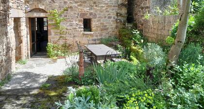 Grand maison de village médiéval , animaux de compagnie accepté, piscine prive.