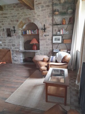 Smart TV y chimenea 