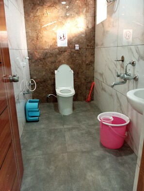 Shower, towels, soap, shampoo - Kavuri Grand (Bapatla)