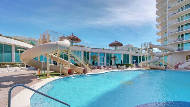 Una piscina cubierta, una piscina climatizada