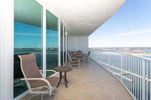 Outdoor dining - Caribe Resort 905C by Liquid Life (Orange Beach)