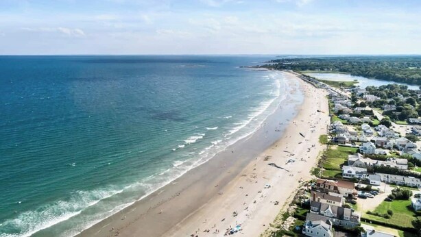 A coastal residential area with a beach, houses, and a clear view of the ocean. - Ocean Boulevard North, 3 min walk to beach! (Rye)