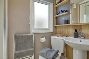Ducha, secador de pelo, toallas, papel higiénico