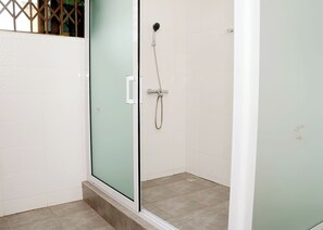 Bathroom - GSM Crown Inn Hotel  (Ogbodjo)