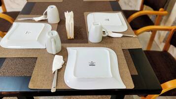 Tägliches großes Frühstück (5 USD pro Person)