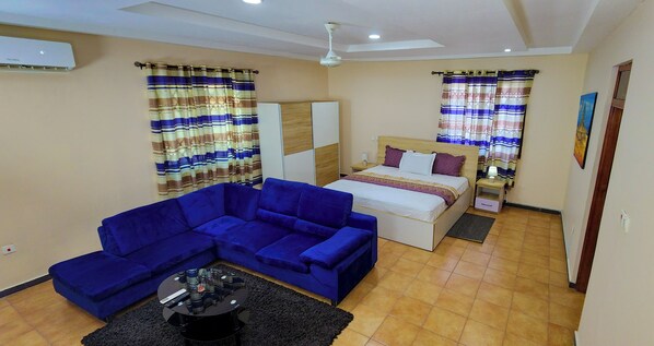 Executive-værelse | Skrivebord, arbejdsområde til bærbare computere, gratis Wi-Fi, sengetøj