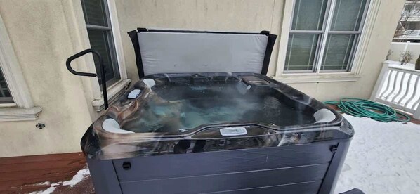Outdoor spa tub - Water’s Edge - Pool House on the Bay (Ventnor City)