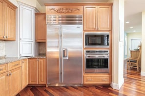 Coffee/tea maker, fridge, microwave, oven - Water’s Edge - Pool House on the Bay (Ventnor City)