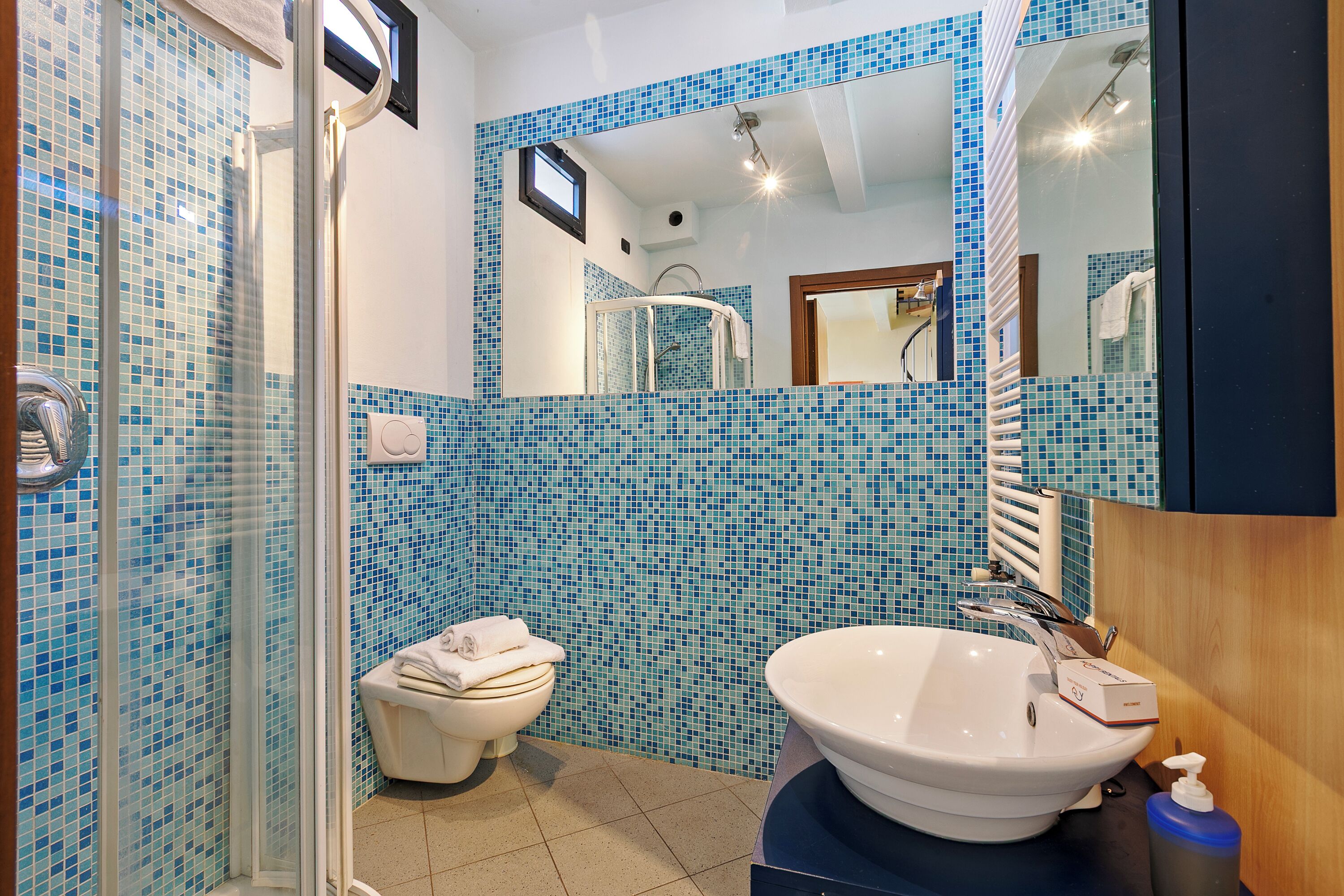 Standard Apartment, Multiple Bedrooms (Appartamento Mako -  800M From The) | Bathroom | Shower, hair dryer, bidet, towels