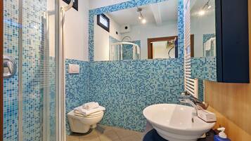 Standard Apartment, Multiple Bedrooms (Appartamento Mako - 800M From The) | Bathroom | Shower, hair dryer, bidet, towels