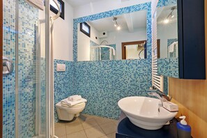Apartemen Standar, beberapa kamar (Appartamento Mako -  800M From The) | Kamar mandi | Shower, pengering rambut, kloset, dan handuk