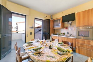 Apartemen Standar, beberapa kamar (Appartamento Mako -  800M From The) | Tempat makan