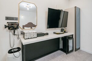 Escritorio, espacio para trabajar con laptop y wifi gratis 