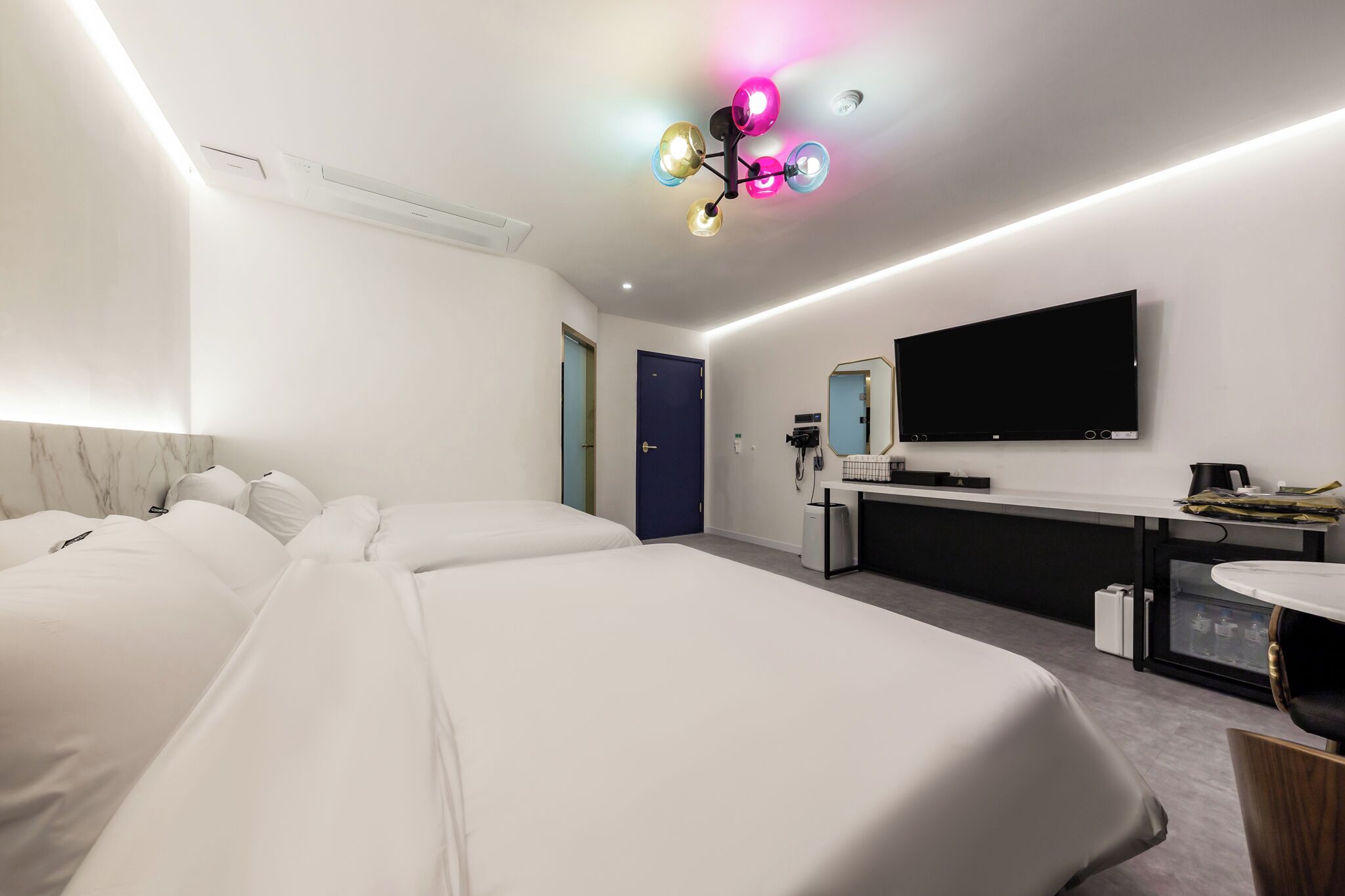 Escritorio, espacio para trabajar con laptop y wifi gratis 