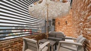 Tomannsrom – superior, byutsikt | Terrasse/patio