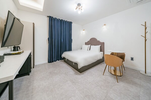 Dobbeltrom – standard, byutsikt | Skrivebord, skrivebord for bærbar PC og wi-fi (inkludert)