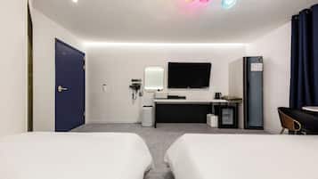 Deluxe Twin Room, City View | Desk, laptop workspace, free WiFi