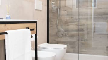 Dusche, Haartrockner, Bidet, Handtücher