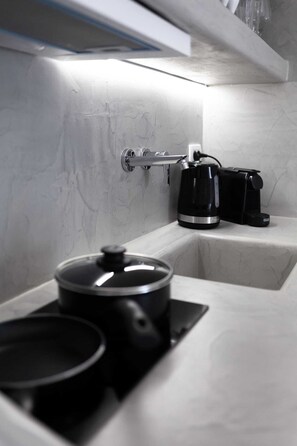 Réfrigérateur, cafetière/bouilloire