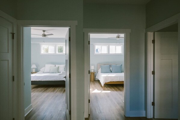 2 habitaciones, tabla de planchar con plancha y cuna de viaje 