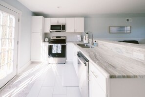 ثلاجة، ميكروويف، فرن، غسالة أطباق