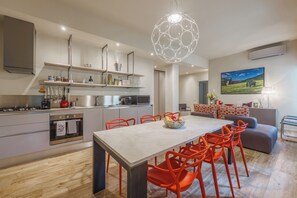 Appartement, vue ville | Cuisine privée | Machine à expresso, tables à manger