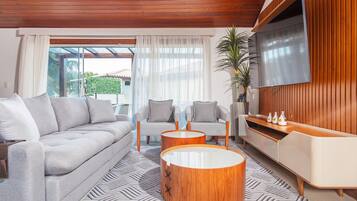 Deluxe Villa, 2 Bedrooms, Air conditioning | Living area