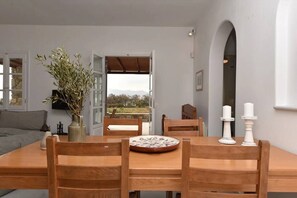 Căn hộ dành cho gia đình, quang cảnh biển, sát bãi biển | Khu vực ăn uống tại phòng