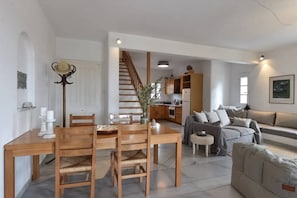 Familienapartment, Meerblick, Strandnähe | Essbereich im Zimmer