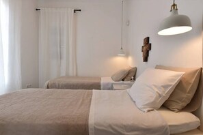 Family Apartment, Sea View, Beachfront | 3 bedrooms, laptop workspace, free WiFi, bed sheets - Cycladic home in Kampos by GHH (Paros)