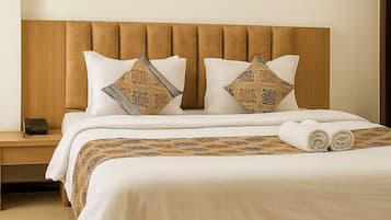 Deluxe Double Room, 1 King Bed | Laptop workspace