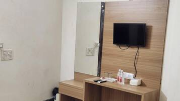 Deluxe Double Room, 1 King Bed | Laptop workspace