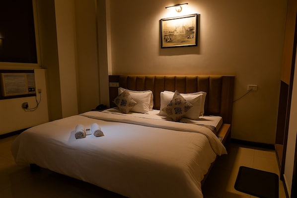 Laptop workspace - Gurjeet Hotel By Naavagat (Amritsar)