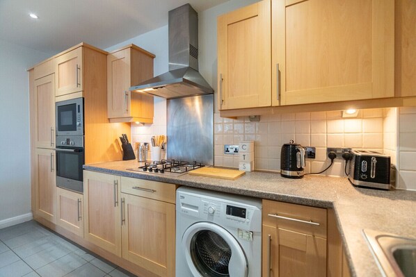 Køleskab, mikrobølgeovn, ovn, kogeplade