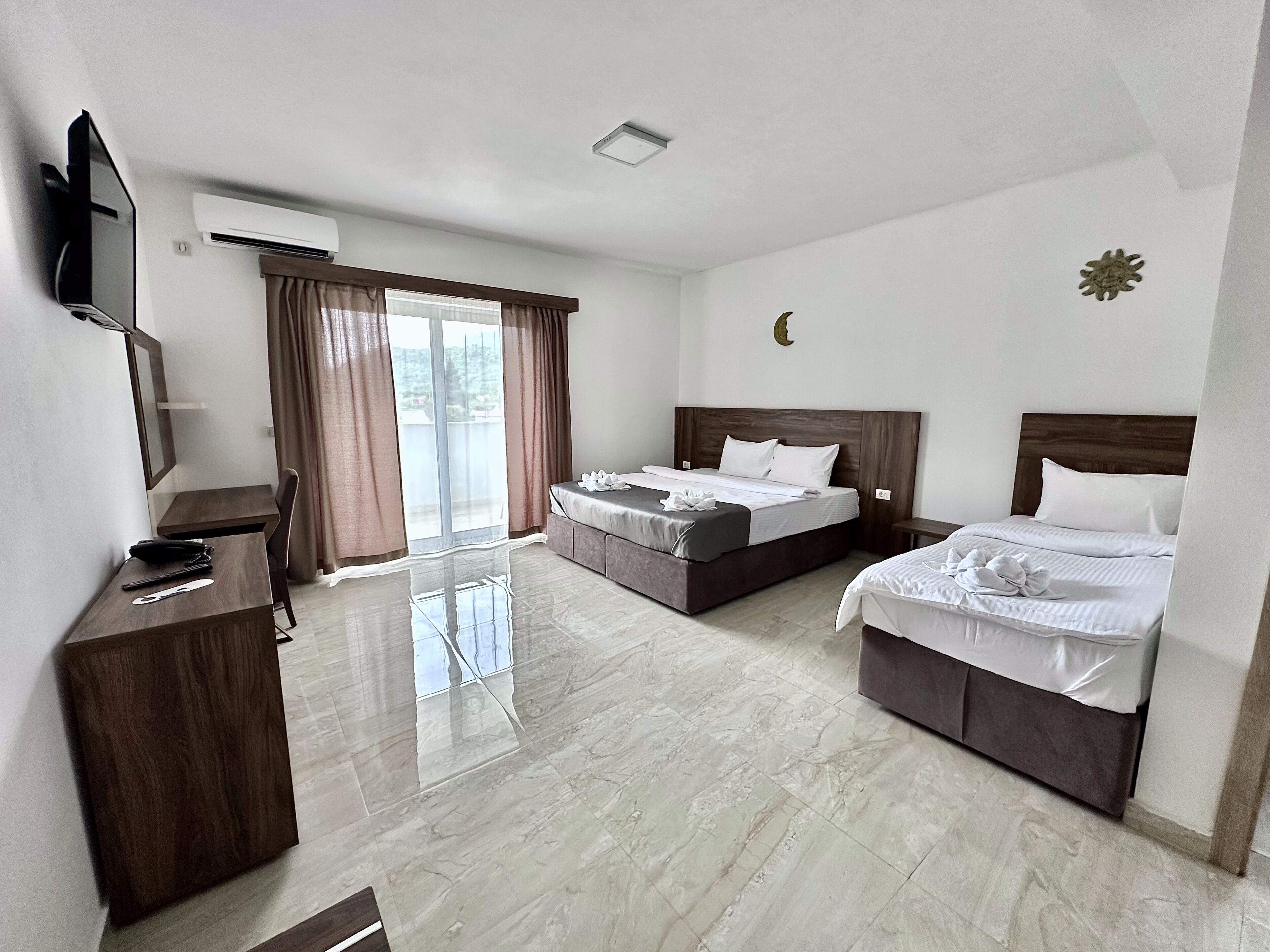 Quarto triplo conforto, sacada, vista para a montanha | Wi-Fi de cortesia