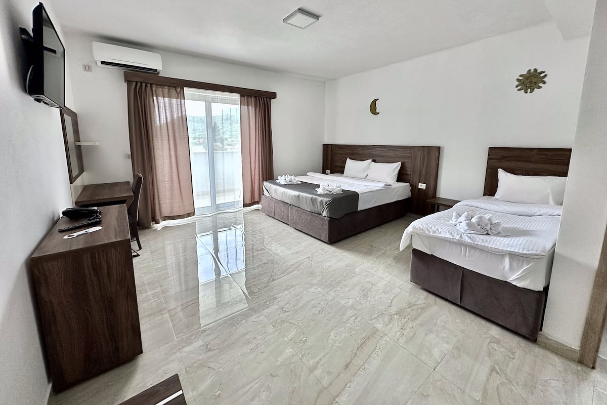 Quarto triplo conforto, sacada, vista para a montanha | Wi-Fi de cortesia