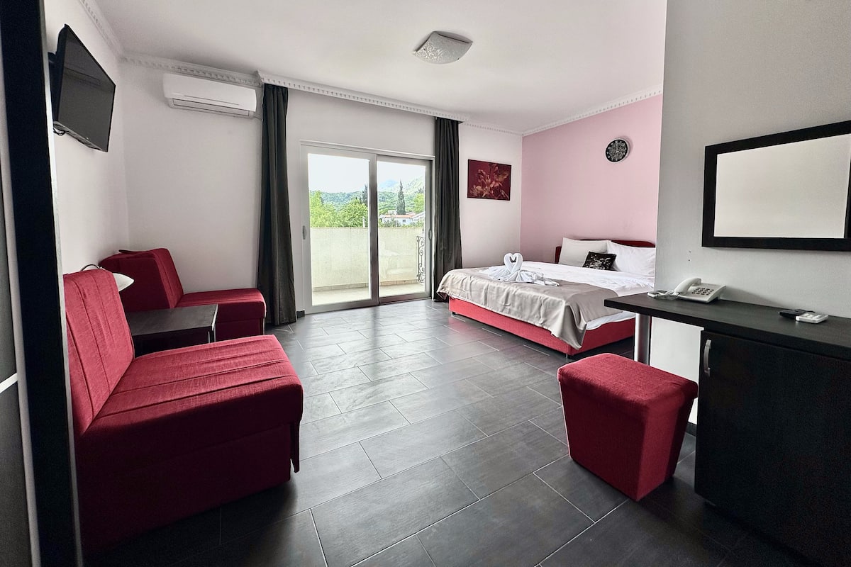Quarto quádruplo conforto, sacada, vista para a montanha | Wi-Fi de cortesia