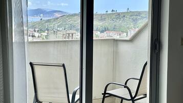 Phòng 3 tiện nghi đơn giản, ban công, quang cảnh núi | Hiên
