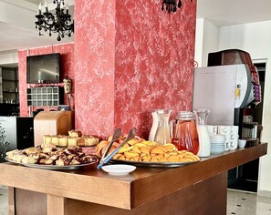 Unclassified image, 4 of 174, button - West Gate (Sutomore)