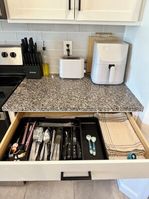 Fridge, microwave, oven, stovetop - 4-Bedroom Desert Escape in Anthem (Florence)