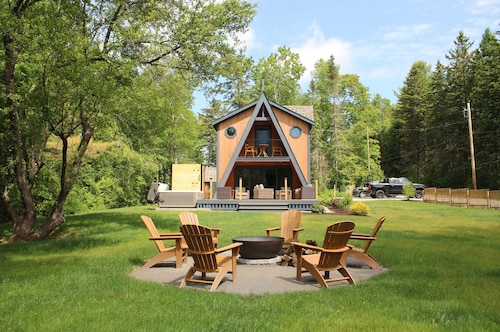 Newly Constructed - The Colby House is a stunning getaway in beautiful Belfast!